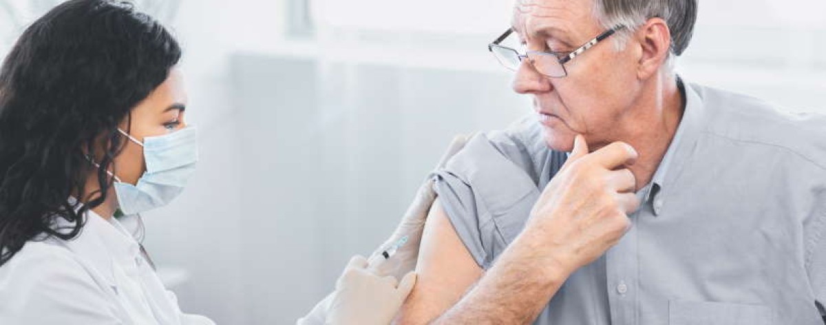 Invecchiare in salute grazie ai vaccini: meno infezioni e meno declino fisico e cognitivo