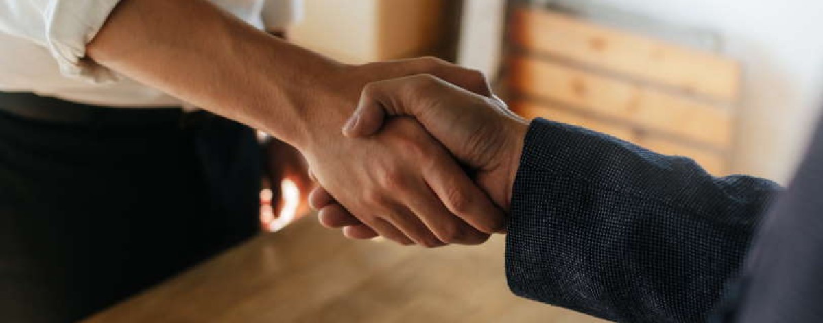 accordo stretta di mano