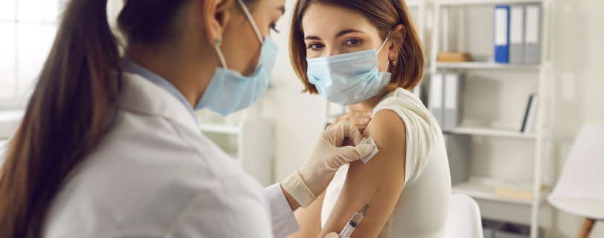 farmacista vaccino paziente