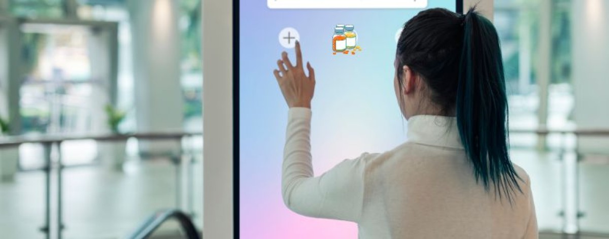 Totem, touchscreen e smart-locker per farmaci: cosa può fare il farmacista e cosa vieta la normativa