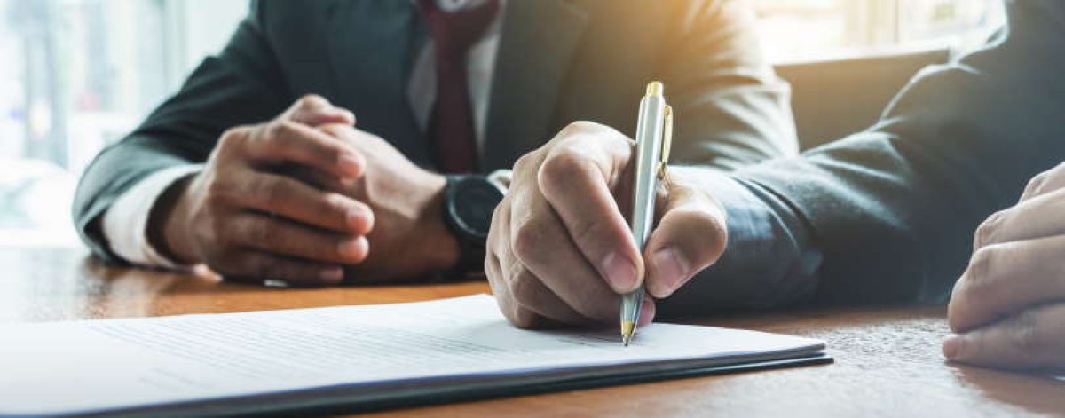 firma accordo due persone