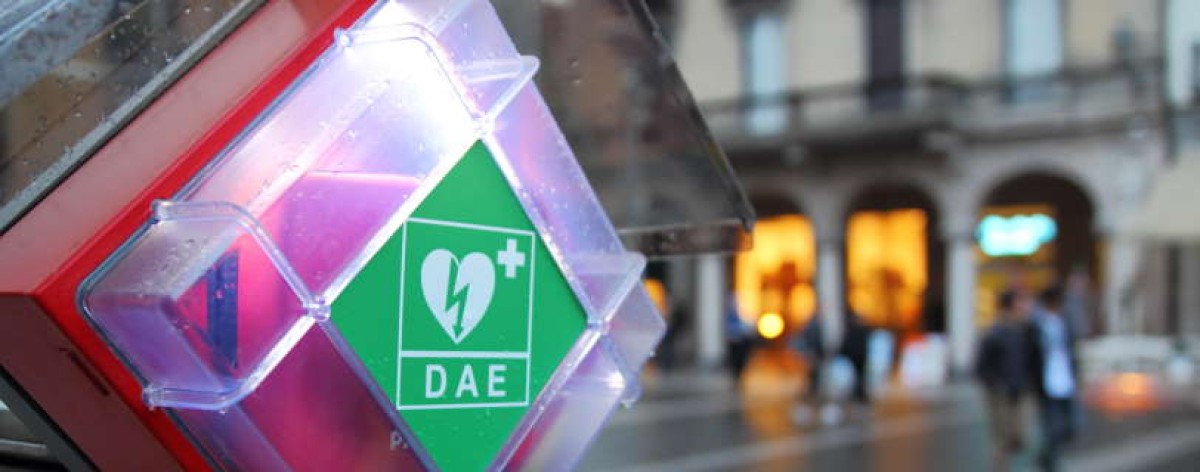 Defibrillatore obbligatorio in farmacia: incentivi e formazione di titolare e dipendenti. Le novità del Ddl