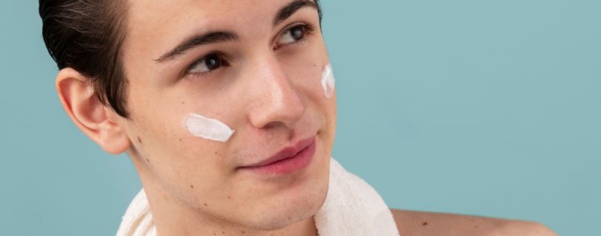 Trattamento anti-acne in adolescenza: impatto sull’altezza in età adulta