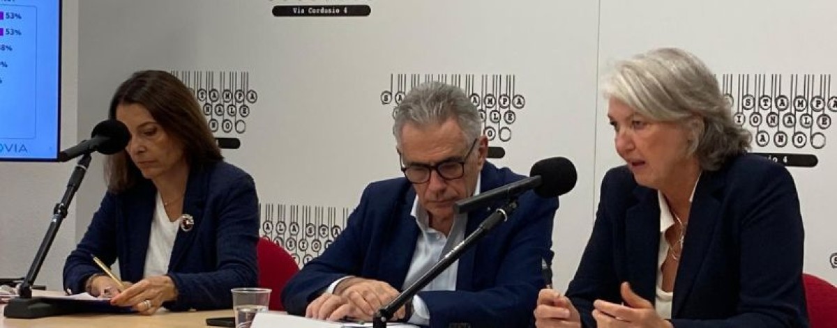 Influenza, automedicazione per un italiano su due. Cresce la farmacia per le vaccinazioni