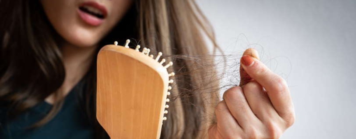 Caduta dei capelli: ciclo stagionale e possibili altre cause. I consigli del farmacista